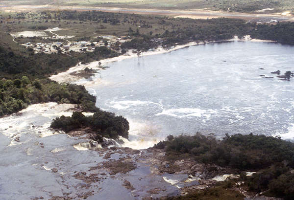 canaima_camp_and_lagoon.jpg