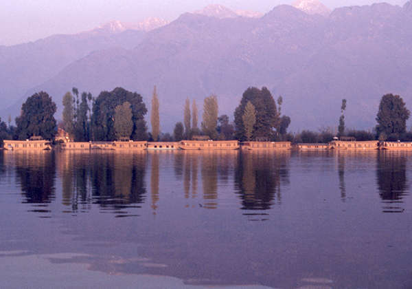 houseboats_on_lake_dal.jpg