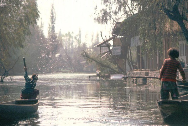 Srinigar River -
Srinigar, India (1986) : Places : James Beyer Photography