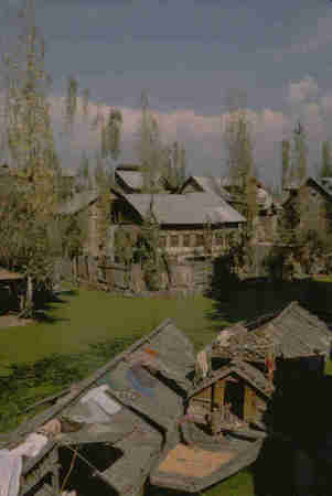 Houseboats -
Srinigar, India (1986) : Places : James Beyer Photography