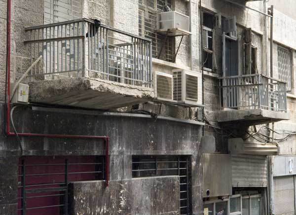 Balcon Knees -
Amman, Jordan (2009) : The City : James Beyer Photography